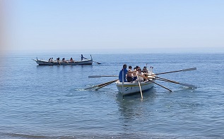 Los estudiantes de 2º de la ESO pudieron practicar remo en una jábega en las playas de La Cala del Moral